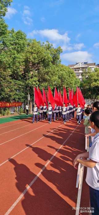某校为何组织八年级学生开展活动？