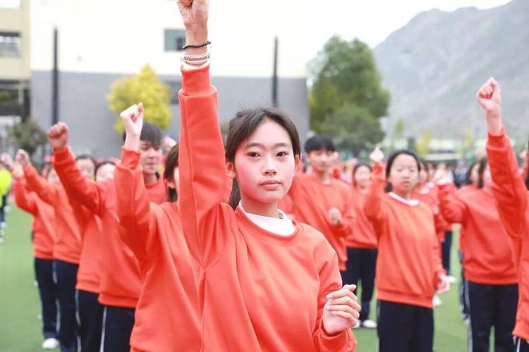 育才七年级学生步行，目的地何在？