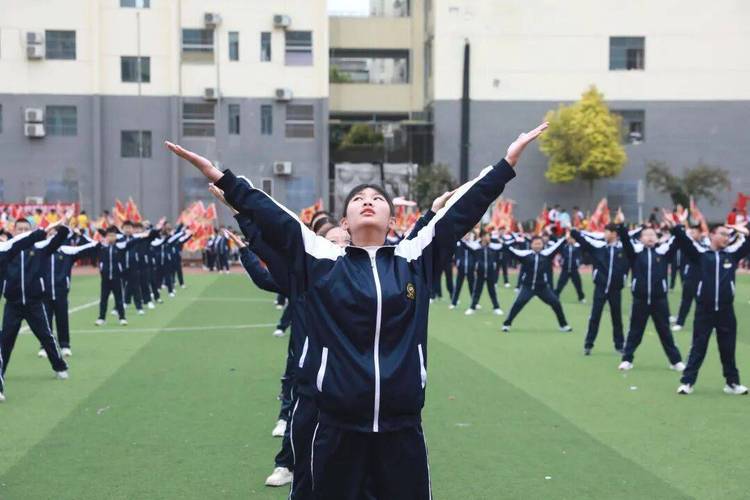 育才七年级学生步行，目的地何在？