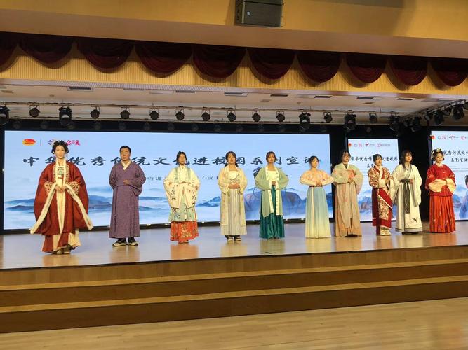 某校九年级如何弘扬传统文化？