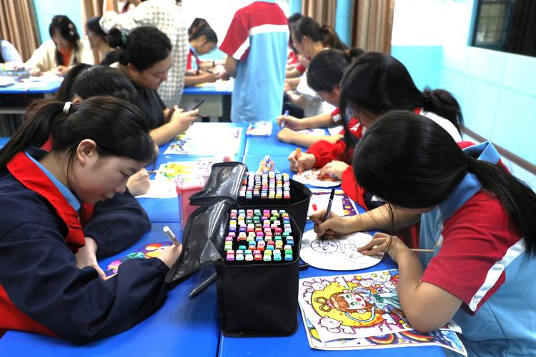 某校九年级如何弘扬传统文化？