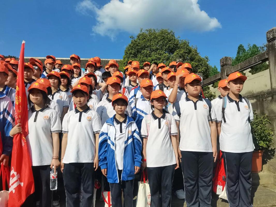 某中学为何组织七年级同学开展何活动？