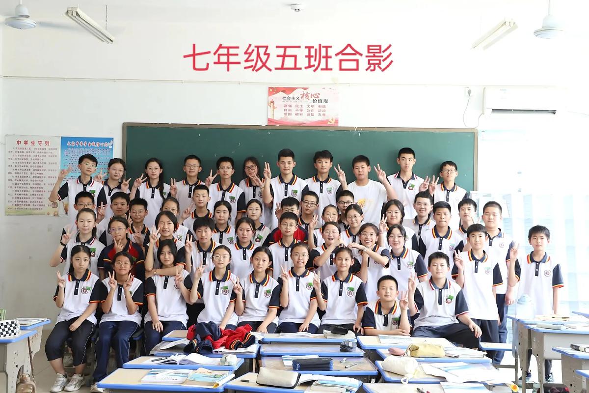 某中学为何组织七年级同学开展何活动？